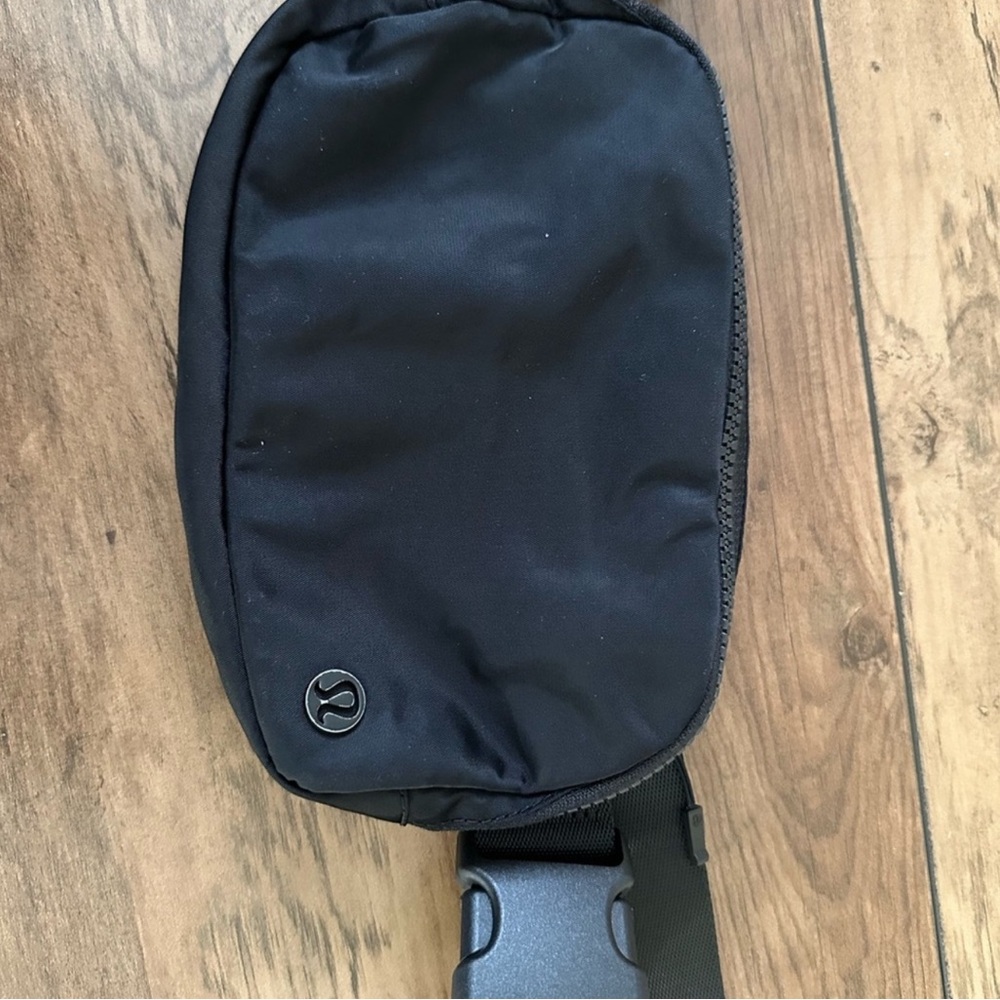 Lululemon Everywhere Belt Bag 1L - Picture 3 of 4
